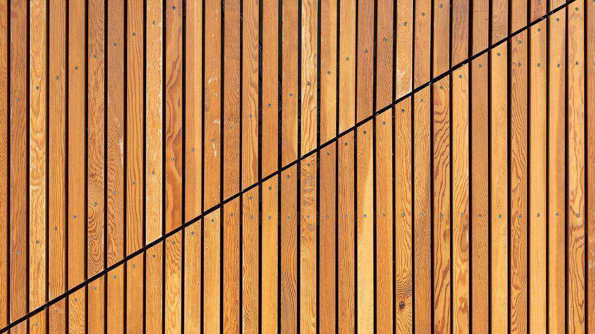 Pile de tasseaux bois en sapin rangés sur un rack de négoce
