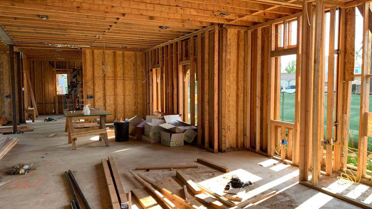 Ossature bois d’une maison en cours de construction, montants verticaux apparents