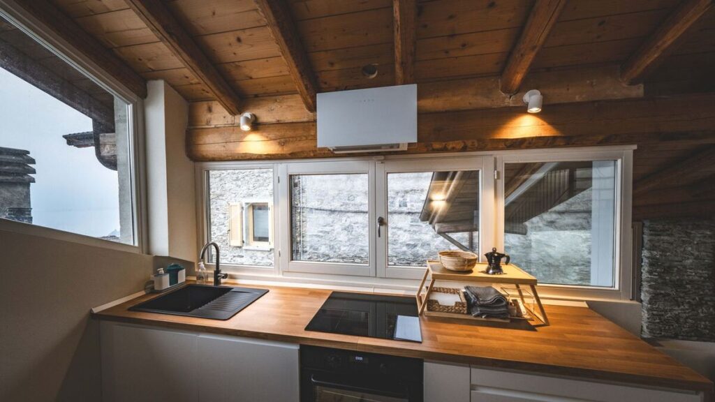 Cuisine éclairée avec un plafond en lames de bois