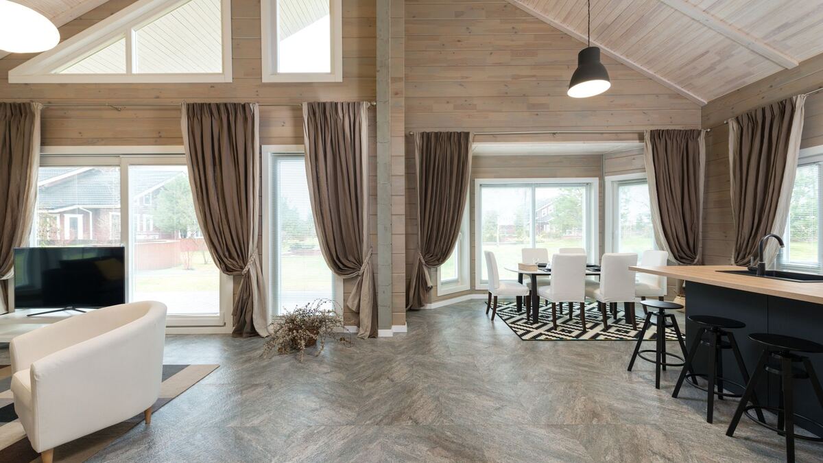 Plafond en lambris bois clair dans une pièce d’habitation