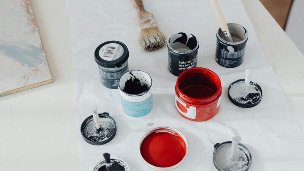 Pots de peinture et pinceaux rangés sur un établi