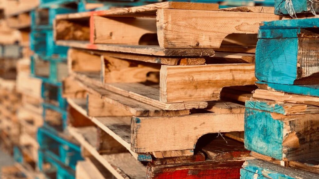 Planches issues d’une palette démontée, rangées avant usage