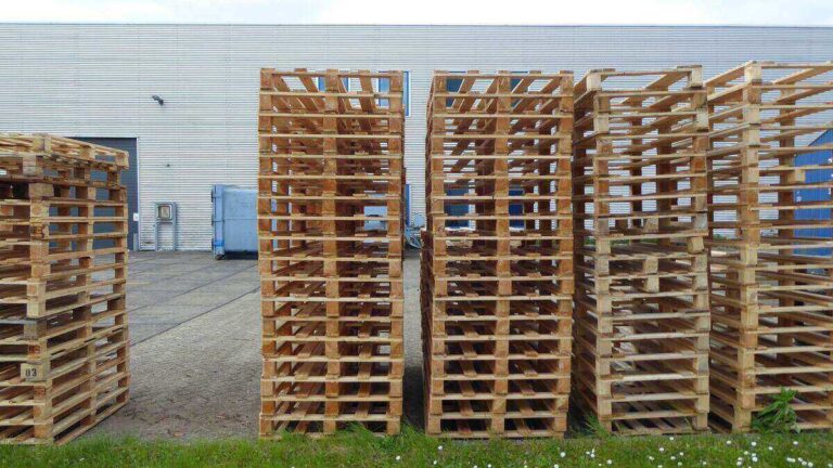 Palettes en bois empilées dans une cour de dépôt